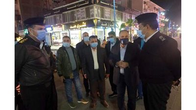 محافظ مطروح يتجول بشارع الإسكندرية لمتابعة تنفيذ الإجراءات الاحترازية | صور