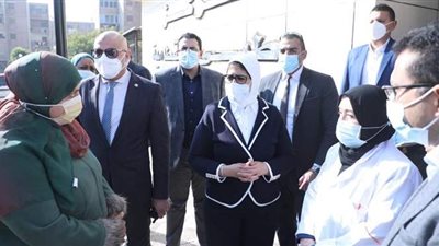 وزيرة الصحة تتفقد مركز طبي القطامية لتلقي لقاح كورونا