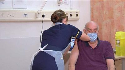 أول شخص في العالم يتلقى لقاح أكسفورد مريض بالكلى