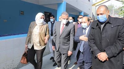 محافظ سوهاج يتفقد مصنع الغازات الطبية ويطمئن على إنتاج الأكسجين