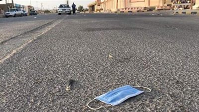الإفتاء: إلقاء الكمامة الطبية في غير الأماكن المخصصة لها 