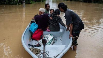 استمرار الفيضانات وتشريد 10 آلاف شخص في ماليزيا | صور