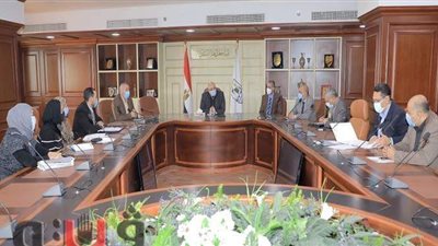 محافظ بني سويف يبحث إجراءات تسليم أعمال البنية الأساسية بالمناطق الصناعية