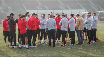 الجهاز الفني للأهلي يجتمع مع طبيب الفريق