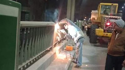 صيانة الباكيات والأسوار الحديدية المتهالكة بكوبري صفط اللبن | صور