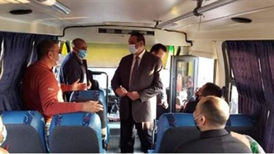 محافظ البحيرة يتابع تطبيق الإجراءات الاحترازية خلال جولته بمركز إدكو