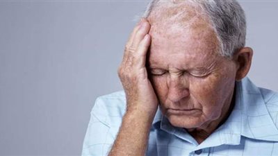 تعرف على أعراض مرض الزهايمر وطرق تغذية المريض