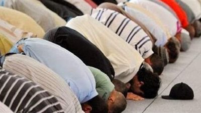 حكم قضاء الصلوات الفائتة أثناء صلاة الجماعة في المسجد؟.. دار الإفتاء تجيب