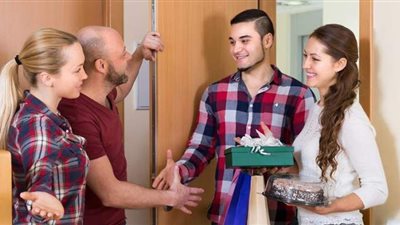 تفسير حلم رؤية الضيوف في المنام وعلاقته بالمتاعب والهموم