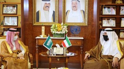 قبل ساعات من القمة المنتظرة.. وزير الخارجية السعودي يجري اتصالًا بنظيره الكويتي