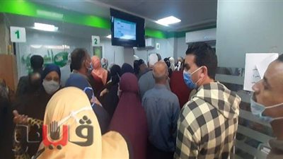 بسبب السيستم.. ١٠ أيام زحام أمام مكتب بريد السنطة بالغربية | صور