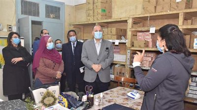 جولة لمحافظ أسيوط للاطمئنان على احتياطي أدوية كورونا | فيديو
