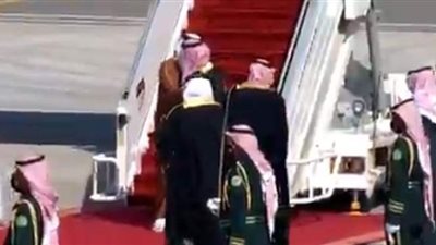 استقبال حار.. محمد بن سلمان يعانق تميم بن حمد أثناء استقباله في العلا| فيديو