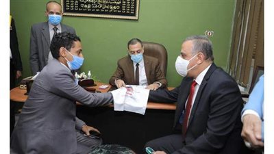 محافظ سوهاج وكيلا لعروس يتيمة بعقد قرانها | صور