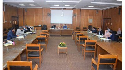 تخفيض الرسوم للطلاب المتفوقين الدارسين بالبرامج الجديدة بجامعة سوهاج