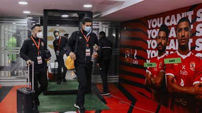 وصول حافلة الأهلي إلى استاد السلام.. والجهاز الفني يتفقد الملعب