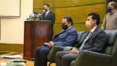 وزير الرياضة يجتمع بممثلي الاتحادات الرياضية الأفريقية