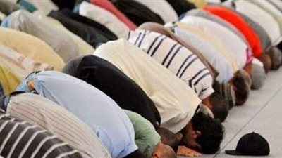 هل من السنة إلصاق قدم المصلي بقدم من يصلي بجواره في الصف طوال الصلاة؟