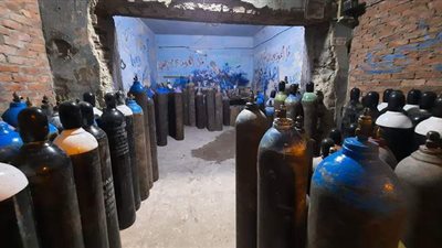 جنود مستودعات الأكسجين بالإسماعيلية.. أنفاس الحياة تحارب كورونا | صور