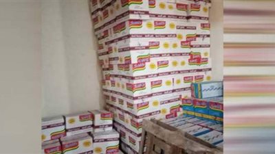 ضبط 120 ألف عبوة أندومى مجهولة المصدر داخل مخزن بالقاهرة