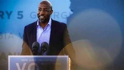 الديمقراطي وارنوك يعلن فوزه بأحد مقعدي جورجيا بالشيوخ الأمريكي