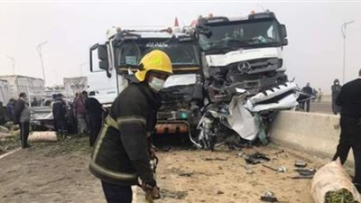 لحظة رفع الحماية المدنية لآثار حادث تصادم 6 سيارات بطريق مطروح