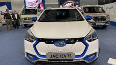 جاك تستعرض مهارات سيارتها الكهربائية أمام زوار 