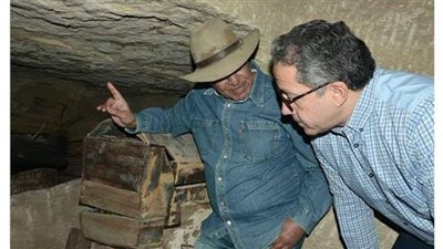 الكشف عن آبار للدفن بها توابيت ولقى أثرية ضخمة بسقارة | فيديو