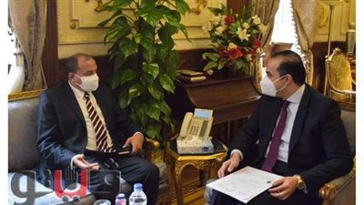 رئيس جامعة بني سويف يهدى مجلس النواب 650 نسخة من الدليل الإرشادي للبرلمان