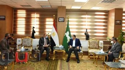 محافظ الشرقية يبحث مع مساعد وزير الزراعة تطوير مراكز تجميع الألبان