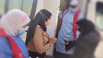 صور ترصد ذهاب الفرق الطبية للمصابين بفيروس كورونا داخل العزل المنزلي