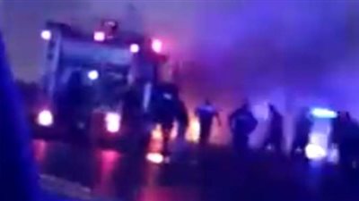 اللقطات الأولى لاشتعال النيران في سيارة تابعة لمحافظة الجيزة بمحور صفط اللبن | فيديو