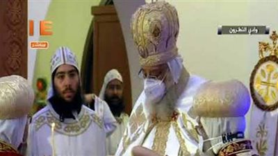 لحظة دخول البابا تواضروس كنيسة التجلي لبدء قداس عيد الميلاد | فيديو