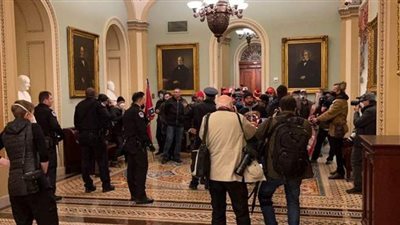 الشرطة الأمريكية تطلق قنابل الغاز على أنصار ترامب.. والمحتجين يقتحمون الكابيتول | فيديو