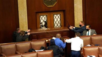 لحظة اقتحام أنصار ترامب الكونجرس الأمريكي | فيديو وصور