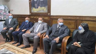 محافظ القليوبية ومدير الأمن يهنئان الأنبا مكسيموس بعيد الميلاد