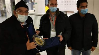 محمد عادل فتحي يهدي درع المقاولون للقنصل المصري في تونس | صور