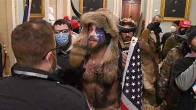 نائب ترامب: الاحتجاج السلمي حق لكل أمريكي ونلاحق المتورطين في اقتحام الكابيتول | صور