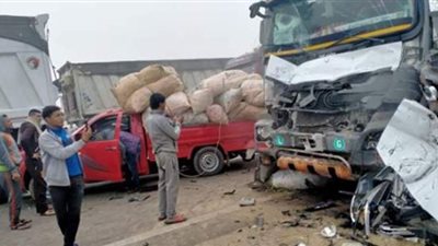 بسبب حادث تصادم 6 سيارات.. إغلاق طريق 