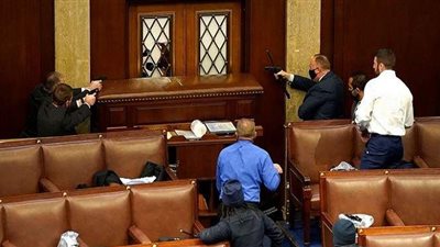 حاكم ولاية فرجينيا يفرض حالة الطوارئ بعد أعمال العنف بالكونجرس