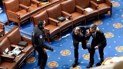 أمريكا تغرق في الفوضى.. مؤيدو ترامب يقتحمون مبنى الكونجرس.. العثور على قنابل.. انتشار للجيش وفرض حظر التجوال.. وترامب يدعم مثيرو الشغب | صور