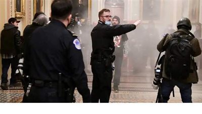 ارتفاع قتلى أحداث الكونجرس إلى 4 أشخاص.. وواشنطن تمدد حالة الطوارئ حتى رحيل ترامب