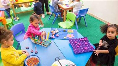 قرار استمرار فتح الحضانات يثير الجدل بين الأمهات.. مطالب بالإغلاق بسبب كورونا ومراعاة ظروف الأم العاملة.. و8 نصائح لحماية طفلك