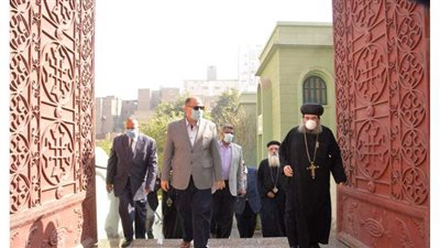 محافظ أسيوط يزور مطرانيات المحافظة لتهنئة الأقباط بعيد الميلاد | صور