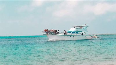 توافد على الشواطئ ورحلات يخت.. أبرز احتفالات المواطنين بعيد الميلاد في مطروح | صور