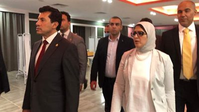 أشرف صبحي يتواصل مع الصحة لمتابعة الإجراءات الاحترازية بمونديال اليد