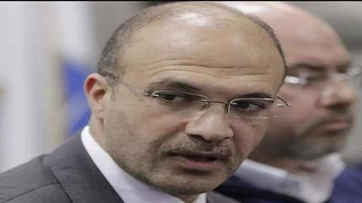 على درب هالة زايد.. صورة وزير الصحة اللبناني تثير غضب النشطاء