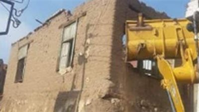 انهيارجزئى لمنزل بفاقوس فى الشرقية.. ورئيس المركز يزيله | صور