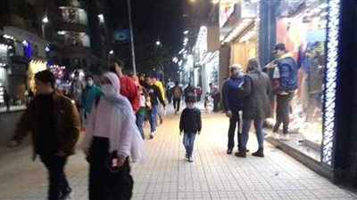 إقبال متوسط على شوارع وسط القاهرة وكورنيش النيل للاحتفال بعيد الميلاد | فيديو