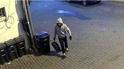 بعد نشر صورته.. مكتب التحقيقات الفيدرالي يعرض مكافأة ضخمة لمن يرشد عن هذا الرجل